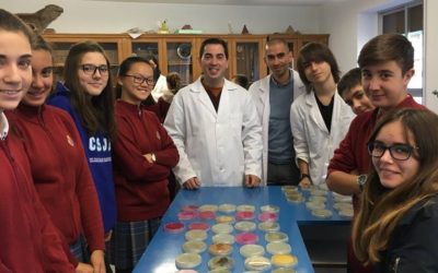 Científicos de la USAL llevan la Microbiología al colegio San Juan Bosco