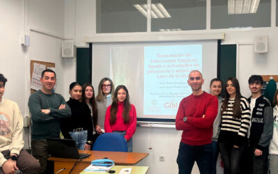 La Universidad enseña a futuros peluqueros para saber tratar con el ‘peinado de la tiña’