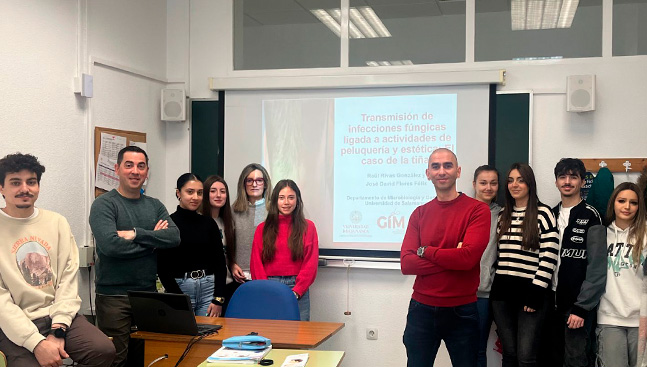 La Universidad enseña a futuros peluqueros para saber tratar con el ‘peinado de la tiña’