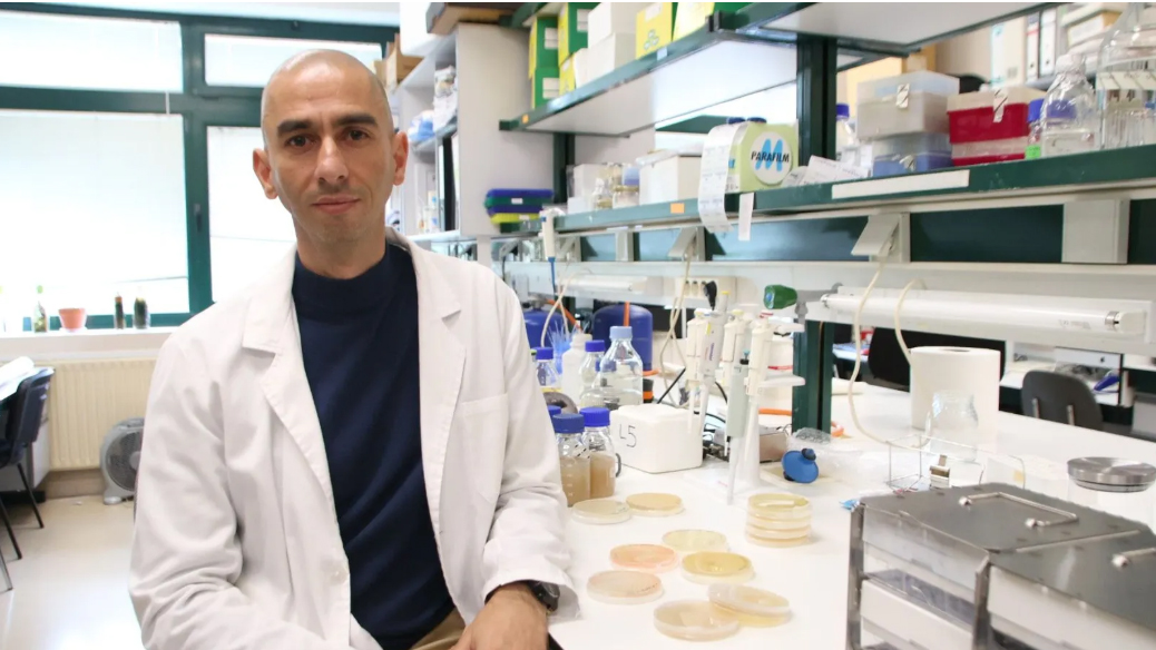 El catedrático Raúl Rivas, de la Universidad de Salamanca, recibe el Premio COSCE a la Difusión de la Ciencia